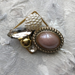 ビジューとパーツの煌びやかなブローチ ピンク