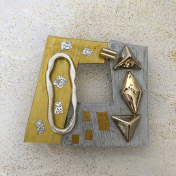 ゴールドとシルバーのコンビブローチ