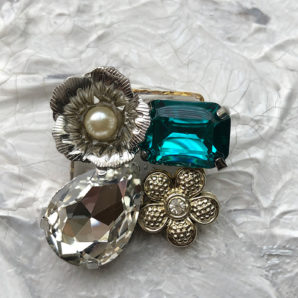 ビジューの煌びやかなブローチ　ブルー