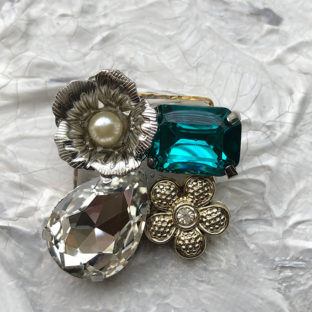 ビジューの煌びやかなブローチ　ブルー