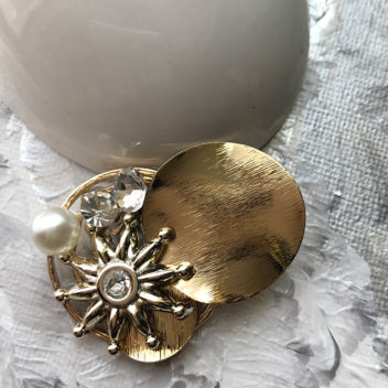 ビジューの煌びやかなブローチ ゴールド
