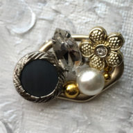 ビジューやボタンの煌びやかなブローチ