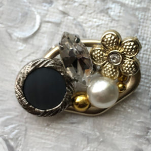 ビジューやボタンの煌びやかなブローチ