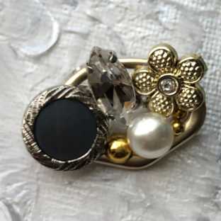 ビジューやボタンの煌びやかなブローチ