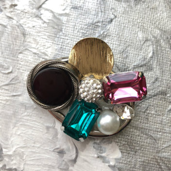 ボタンとビジューの煌びやかなブローチ