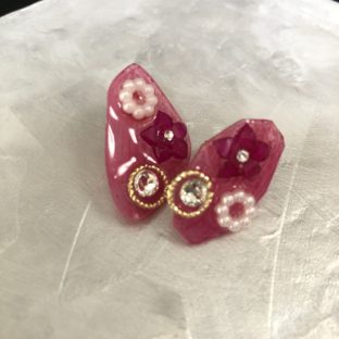 大人かわいいピンクのピアス