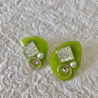 ビタミンカラーのイヤリング　キウイフルーツ色