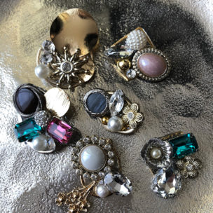 いつもの服の印象を変える「ブローチ」