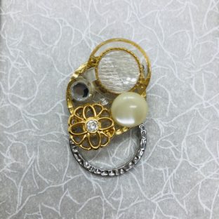 ボタンのブローチ　メガネも掛けられる優れもの