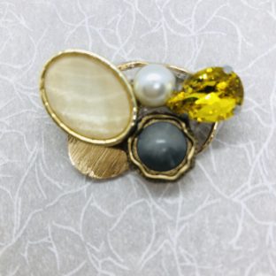 ボタンとビジューのお洒落なブローチ