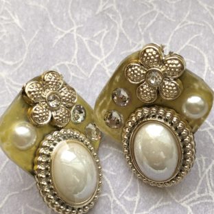 上品さが漂うアンティーク風イヤリング　パールホワイト