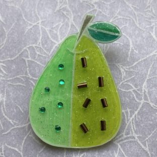 洋梨のブローチ　①