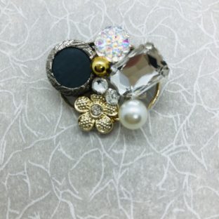 ボタンとビジューのお洒落なブローチ