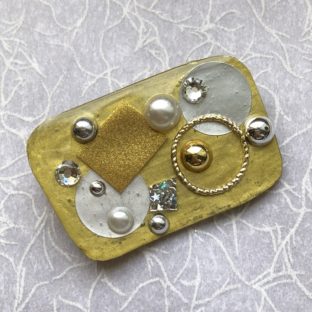 お洒落でモダンなブローチ　ゴールド