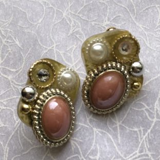 お顔周りがパッと華やぐゴージャスなイヤリング　ピンク