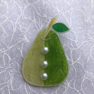 洋梨のブローチ　③