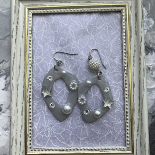 シルバーグレーのクールピアス　アシンメトリー