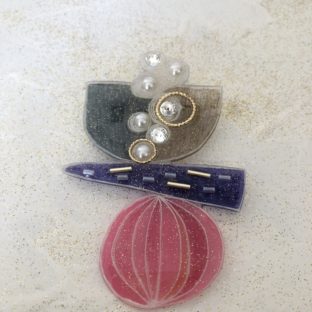 アンバランスなブローチ