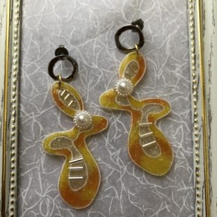 オレンジとイエローの見事な曲線のピアス