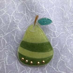 洋梨のブローチ　④