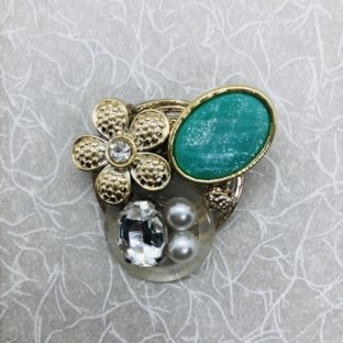 ボタンとビジューの爽やかブローチ