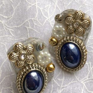 気品漂うアンティーク風イヤリング　ロイヤルブルー