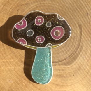 アトリエひなたオリジナルの【きのこのブローチ】