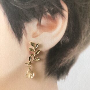 小枝のモチーフにガラスビーズを合わせたピアス