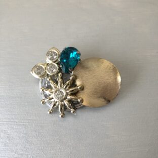 煌めくビジューのブローチ