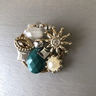 煌びやかビジューブローチ