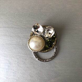 煌めくビジューブローチ　メガネブローチとしても・・・