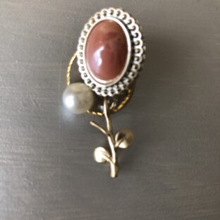 かわいいピンクとパールのピンバッジ