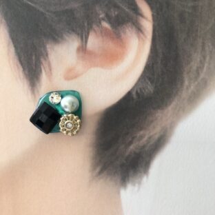 グリーンXブラックのシックな大人ピアス