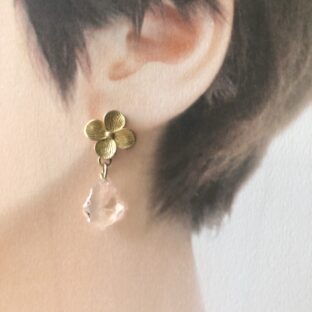 スワロフスキーのビーズとお花モチーフのピアス