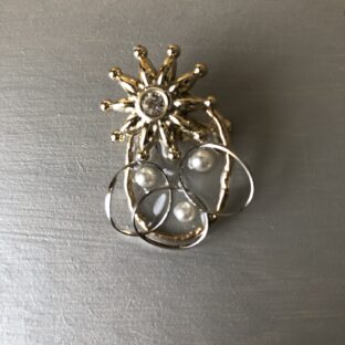 透明感のあるブローチ