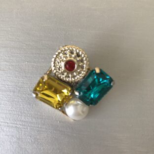 ビジューのミニブローチ