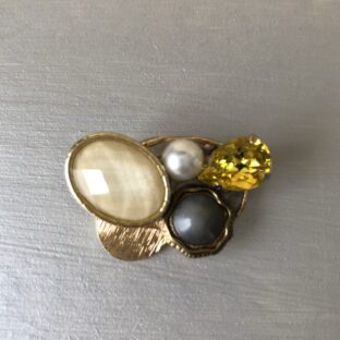 煌めくビジューのブローチ